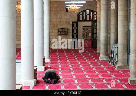 Amman, Jordanie - Avril 03, 2015 : Avis d'un homme priant dans la mosquée Al Husseini dans downton Amman. Banque D'Images