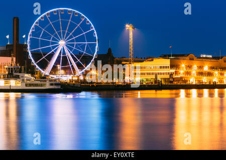 Paysage de nuit vue du remblai avec grande roue à Helsinki, Finlande Banque D'Images