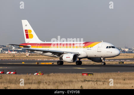 Airbus A318 de l'Iberia Airlines prêt au décollage à l'Aéroport International de Francfort Banque D'Images