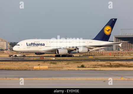 Airbus A380-800 de la compagnie aérienne Lufthansa à l'Aéroport International de Francfort Banque D'Images