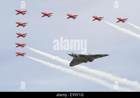 Fairford, UK. 18 juillet, 2015. AVRO Vulcan B" XH558 dans un défilé avec les flèches rouges RAF RAF à l'équipe Air Tattoo de Fairford. La formation commémore la dernière saison pour la démonstration de vol Vulcan , qui est le dernier appareil de ce type à être vu dans le ciel depuis leur retrait du service actif. Le plus grand spectacle aérien militaire dans le pays ont suscité un grand guichet fermé, qui disent aussi défilés aériens par la Battle of Britain Memorial Flight qui commémore cette année 75 ans que la bataille d'Angleterre. Credit : rsdphotography/Alamy Live News Banque D'Images