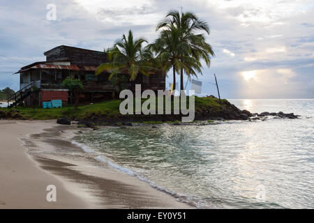 Chambre et de palmiers sur la plage au coucher du soleil à Big Corn Island, au Nicaragua Banque D'Images