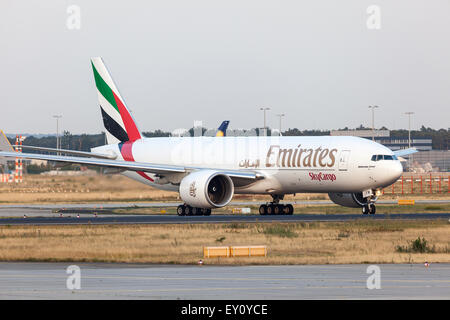 Boeing 777 cargo de la compagnie aérienne Emirates SkyCargo à l'Aéroport International de Francfort. Banque D'Images