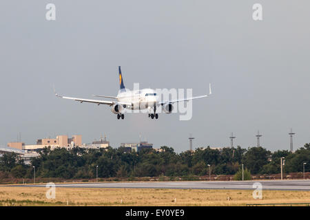 Lufthansa Airbus A320-200 avions qui atterrissent à l'Aéroport International de Francfort. Banque D'Images