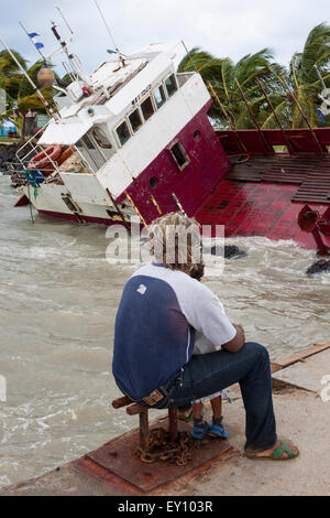 Le père et le petit-fils à la recherche à des dégâts causés par l'ouragan Ida à Big Corn Island, au Nicaragua Banque D'Images