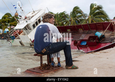 Le père et le petit-fils à la recherche à des dégâts causés par l'ouragan Ida à Big Corn Island, au Nicaragua Banque D'Images