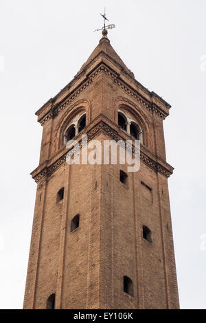 Clocher de brique médiévale. Banque D'Images