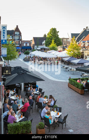 Place principale au centre d'Asten, province Noord-Brabant, à une soirée d'été avec salle à manger et boire les gens sortir Banque D'Images