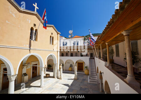 Cour du monastère dans la ville de Hydra Banque D'Images