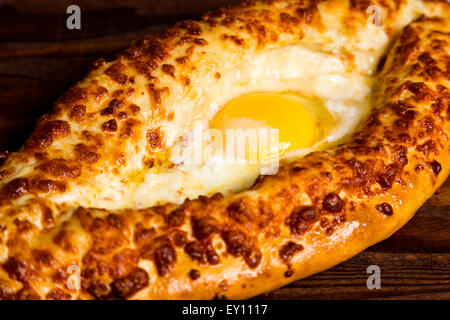 Le plat national khachapuri caucasienne adjar sur fond de bois Banque D'Images