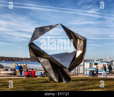 Berlin, Wannsee - sculpture en acier moderne par Volkmar Haase et les gens se détendre au bord du lac Banque D'Images