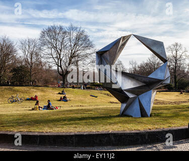 Berlin, Wannsee - sculpture en acier moderne par Volkmar Haase et gens de vous détendre dans le parc au bord du lac Banque D'Images