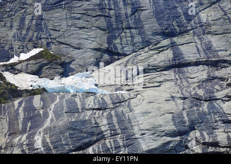 La fonte de la neige sur le rocher en été Norvège close-up Banque D'Images