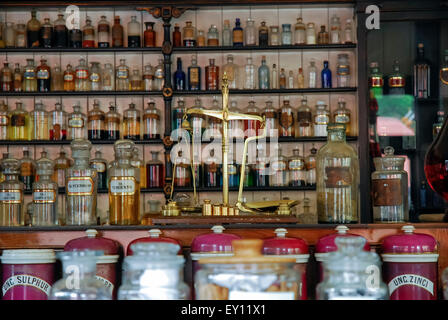 Blistst Hill, Pharmacie, Musée de la ville de Victoria, l'un des dix musées de la gorge d'Ironbridge Musées, Telford, Shropshire, En Banque D'Images