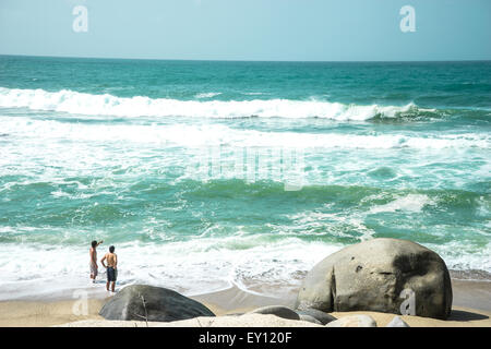 Deux hommes s'ouvrent sur la mer des Caraïbes à la mer Parc National Naturel de Tayrona, Colombie. Banque D'Images