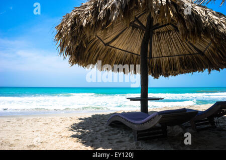L'éco-chic parapluie de plage sur la mer des Caraïbes en Colombie. Banque D'Images