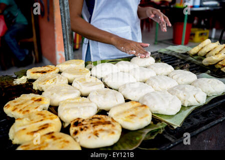 Alimentaire colombien classique, arepas, cuisson sur des feuilles de bananier. Banque D'Images