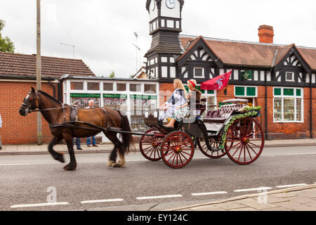 Woodhall Spa, Lincolnshire, Royaume-Uni. 19 juillet, 2015. 1940 Week-end au Royaume-Uni l'Angleterre Lincolnshire Woodhall Spa le 19/07/2015 personnes et véhicules de la WW1 Première Guerre mondiale anciens combattants en uniforme traditionnel uniforme et de tenue. Grand événement vintage comme le beau temps attire les foules à revel dans un jour de vintage de la musique, de la danse, de la mode, de souvenirs, de divertissement et de voitures anciennes sur un thème des années 1940. Ils profiter de concerts de musique classique, vintage autos et véhicules militaires, la danse s'affiche et de reconstitutions Crédit : Tommy (Louth)/Alamy Live News Banque D'Images