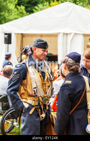 Woodhall Spa, Lincolnshire, Royaume-Uni. 19 juillet, 2015. 1940 Week-end au Royaume-Uni l'Angleterre Lincolnshire Woodhall Spa le 19/07/2015 personnes et véhicules de la WW1 Première Guerre mondiale anciens combattants en uniforme traditionnel uniforme et de tenue. Grand événement vintage comme le beau temps attire les foules à revel dans un jour de vintage de la musique, de la danse, de la mode, de souvenirs, de divertissement et de voitures anciennes sur un thème des années 1940. Ils profiter de concerts de musique classique, vintage autos et véhicules militaires, la danse s'affiche et de reconstitutions Crédit : Tommy (Louth)/Alamy Live News Banque D'Images