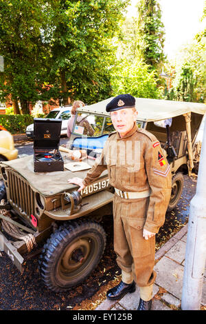 Woodhall Spa, Lincolnshire, Royaume-Uni. 19 juillet, 2015. 1940 Week-end au Royaume-Uni l'Angleterre Lincolnshire Woodhall Spa le 19/07/2015 personnes et véhicules de la WW1 Première Guerre mondiale anciens combattants en uniforme traditionnel uniforme et de tenue. Grand événement vintage comme le beau temps attire les foules à revel dans un jour de vintage de la musique, de la danse, de la mode, de souvenirs, de divertissement et de voitures anciennes sur un thème des années 1940. Ils profiter de concerts de musique classique, vintage autos et véhicules militaires, la danse s'affiche et de reconstitutions Crédit : Tommy (Louth)/Alamy Live News Banque D'Images