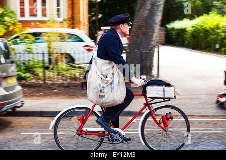 Facteur de distribuer les lettres en vélo poster 1940 parcelles cycle sac royal mail uniforme Banque D'Images