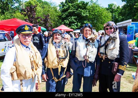 Woodhall Spa, Lincolnshire, Royaume-Uni. 19 juillet, 2015. 1940 Week-end la deuxième guerre mondiale, les aviateurs américains et les soldats de la Royal Air Force ont à leur disposition une pièce vitale de l'équipement de fabrication américaine en cas d'urgence qui avait été en usage pendant quelques années : une structure gonflable (Mae West) life preserver Tommy (Louth)/Alamy Live News Banque D'Images
