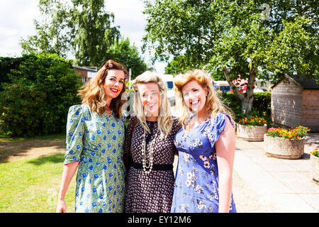 Woodhall Spa, Lincolnshire, Royaume-Uni. 19 juillet, 2015. 1940 Week-end au Royaume-Uni l'Angleterre Lincolnshire Woodhall Spa le 19/07/2015 personnes et véhicules de la WW1 Première Guerre mondiale anciens combattants en uniforme traditionnel uniforme et de tenue. Grand événement vintage comme le beau temps attire les foules à revel dans un jour de vintage de la musique, de la danse, de la mode, de souvenirs, de divertissement et de voitures anciennes sur un thème des années 1940. Ils profiter de concerts de musique classique, vintage autos et véhicules militaires, la danse s'affiche et de reconstitutions Crédit : Tommy (Louth)/Alamy Live News Banque D'Images