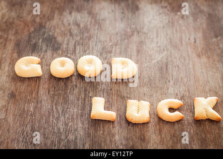 Bonne chance biscuit alphabet sur table en bois, stock photo Banque D'Images