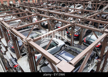 Voitures garées verticalement, Ascenseur, Parking Gratuit, Ascenseur, assurer à plusieurs niveaux à partir de ci-dessus. New York, Manhattan, USA. Banque D'Images