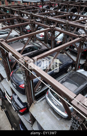 Voitures garées verticalement, Ascenseur, Parking Gratuit, Ascenseur, assurer à plusieurs niveaux à partir de ci-dessus. New York, Manhattan, USA. Banque D'Images