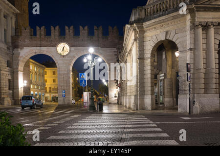 Avant l'aube dans un quartier désert la Piazza Bra à Vérone, Italie Banque D'Images