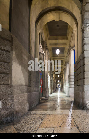 Avant l'aube dans un quartier désert la Piazza Bra à Vérone, Italie Banque D'Images