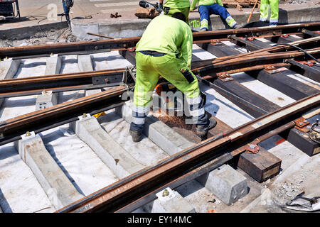 Bruxelles, Belgique - 16 juillet 2015 : Certains travailleurs réparer et remplacer certains tramways à Bruxelles à la place Verboekhoven à Schaerbee Banque D'Images