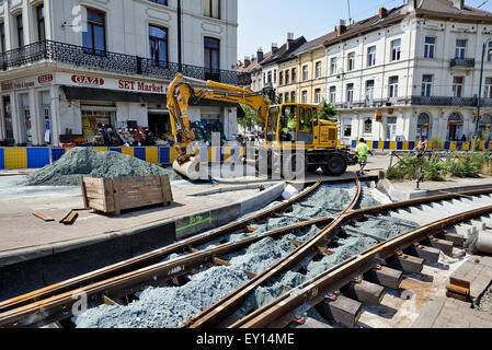 Bruxelles, Belgique - 16 juillet 2015 : Certains travailleurs réparer et remplacer certains tramways à Bruxelles à la place Verboekhoven à Schaerbee Banque D'Images