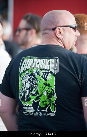 Kings Lynn, Norfolk, Royaume-Uni. 18 juillet, 2015. Profitez de la foule la saleté Quake IV. Guy Martin et courses sur une Harley. Sur la photo, l'arrière d'un homme barbu chauve portant un t shirt de Quake III la saleté. © Becky Matthews Banque D'Images