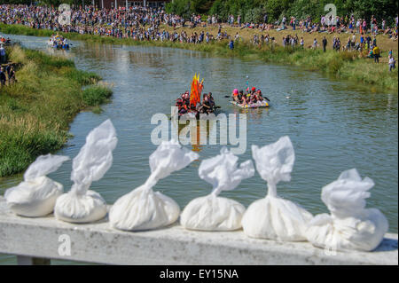 Lewes, dans le Sussex, UK. 19 juillet, 2015. Les participants à la 40e à Lewes Newhaven Raft Race. De même que l'épuisant 7 km distance de course, radeaux concurrentes doivent également faire face à une pluie d'oeufs et la farine, jetées par les spectateurs. L'événement dirigé par Lewes & District première Table ronde a été organisée en 1975, et a recueilli plus de 500 000 € pour les organismes de bienfaisance locaux. Credit : James McCauley/Alamy Live News Banque D'Images