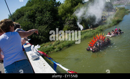 Lewes, dans le Sussex, UK. 19 juillet, 2015. Les participants à la 40e à Lewes Newhaven Raft Race. De même que l'épuisant 7 km distance de course, radeaux concurrentes doivent également faire face à une pluie d'oeufs et la farine, jetées par les spectateurs. L'événement dirigé par Lewes & District première Table ronde a été organisée en 1975, et a recueilli plus de 500 000 € pour les organismes de bienfaisance locaux. Credit : James McCauley/Alamy Live News Banque D'Images