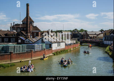 Lewes, dans le Sussex, UK. 19 juillet, 2015. Les participants à la 40e à Lewes Newhaven Raft Race. De même que l'épuisant 7 km distance de course, radeaux concurrentes doivent également faire face à une pluie d'oeufs et la farine, jetées par les spectateurs. L'événement dirigé par Lewes & District première Table ronde a été organisée en 1975, et a recueilli plus de 500 000 € pour les organismes de bienfaisance locaux. Credit : James McCauley/Alamy Live News Banque D'Images