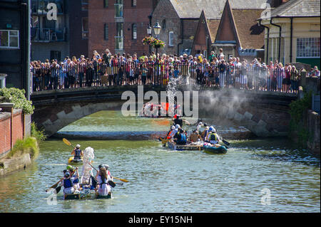 Lewes, dans le Sussex, UK. 19 juillet, 2015. Les participants à la 40e à Lewes Newhaven Raft Race. De même que l'épuisant 7 km distance de course, radeaux concurrentes doivent également faire face à une pluie d'oeufs et la farine, jetées par les spectateurs. L'événement dirigé par Lewes & District première Table ronde a été organisée en 1975, et a recueilli plus de 500 000 € pour les organismes de bienfaisance locaux. Credit : James McCauley/Alamy Live News Banque D'Images