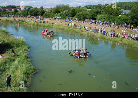 Lewes, dans le Sussex, UK. 19 juillet, 2015. Les participants à la 40e à Lewes Newhaven Raft Race. De même que l'épuisant 7 km distance de course, radeaux concurrentes doivent également faire face à une pluie d'oeufs et la farine, jetées par les spectateurs. L'événement dirigé par Lewes & District première Table ronde a été organisée en 1975, et a recueilli plus de 500 000 € pour les organismes de bienfaisance locaux. Credit : James McCauley/Alamy Live News Banque D'Images