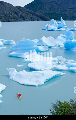 La kayakiste de la navigation sur le lac des icebergs, lac Grey (gris) Le lac, Parc National Torres del Paine Patagonie,Andes, Patagonie, Chili, Banque D'Images