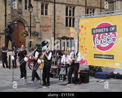 Durham, Royaume-Uni. 19 juillet, 2015. Le trombone allemand groupe jouant de la vibration sur le marché au cours de la rues de la ville de Durham d'Airain Festival. Credit : AC Images/Alamy Live News Banque D'Images