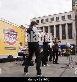 Durham, Royaume-Uni. 19 juillet, 2015. Le trombone allemand groupe jouant de la vibration sur le marché au cours de la rues de la ville de Durham d'Airain Festival. Credit : AC Images/Alamy Live News Banque D'Images