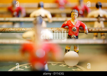 Un ancien joueur de football de table close up. Connu sous le nom de baby-foot ou babyfoot c'est un joueur qui est bien usé a la balle à ses pieds. Banque D'Images