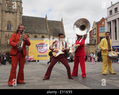 Durham, Royaume-Uni. 19 juillet, 2015. Groupe français Les Traine-Savates jouant dans le marché au cours de la rues de la ville de Durham d'Airain Festival. Credit : AC Images/Alamy Live News Banque D'Images