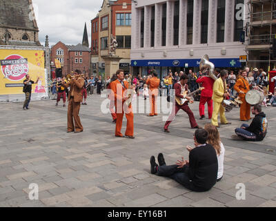 Durham, Royaume-Uni. 19 juillet, 2015. Groupe français Les Traine-Savates jouant dans le marché au cours de la rues de la ville de Durham d'Airain Festival. Credit : AC Images/Alamy Live News Banque D'Images