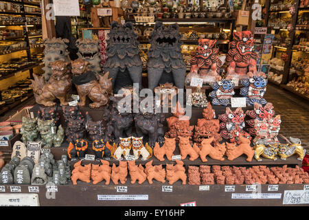 Shisa ou Lion Okinawan chiens dans un magasin de souvenirs sur Kokusai Dori à Naha, Okinawa, Japon Banque D'Images