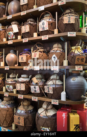 Les cruches d'intérêt sur l'affichage en magasin des alcools de souvenirs sur Kokusai-dori à Naha, Okinawa, Japon Banque D'Images
