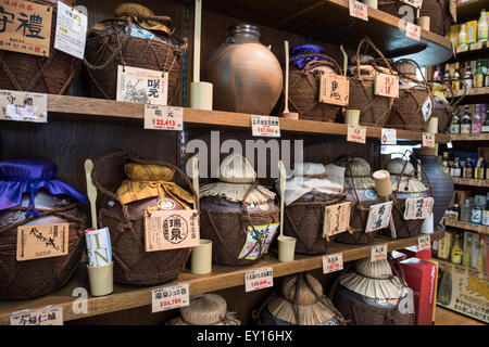 Les cruches d'intérêt sur l'affichage en magasin des alcools de souvenirs sur Kokusai-dori à Naha, Okinawa, Japon Banque D'Images