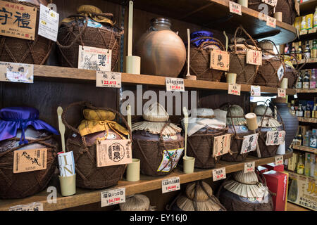 Les cruches d'intérêt sur l'affichage en magasin des alcools de souvenirs sur Kokusai-dori à Naha, Okinawa, Japon Banque D'Images